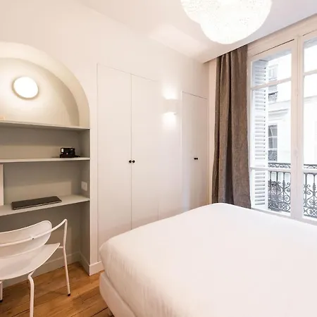 And Renovated Parisian Apartment, 6-7 Guests Apartment